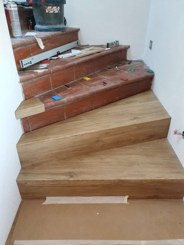 Treppe wird mit Holzelementen versehen, Bauelemente Lehr