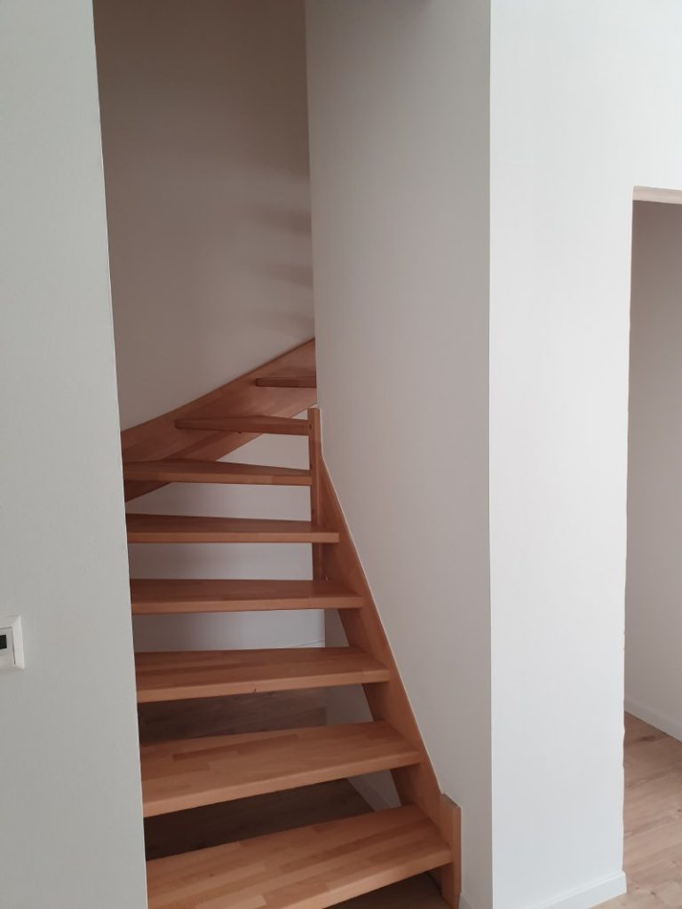 Holztreppe und weiße Wand, Bauelemente Lehr